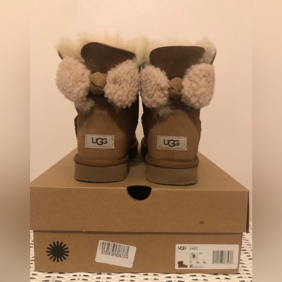 SOLD Arielle Uggs 9 - Picture 1 of 6